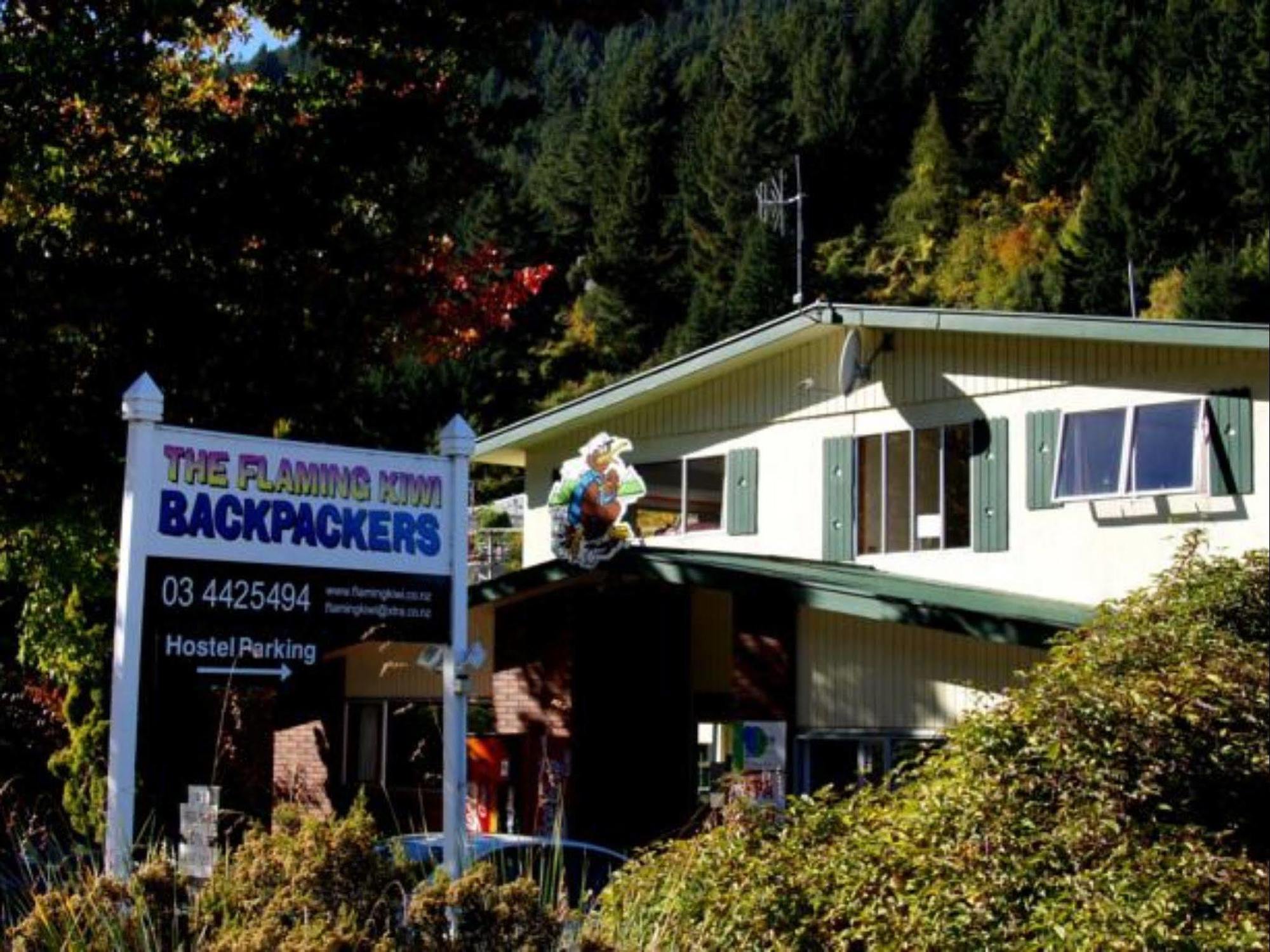 The Flaming Kiwi Backpackers Hostel Queenstown Exterior foto